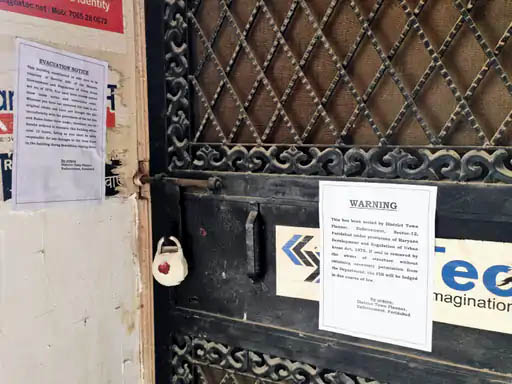 इंद्रप्रस्थ कालोनी में डीटीपी द्वारा सील की गई बेसमैंट। इंद्रप्रस्थ कालोनी में डीटीपी द्वारा सील की गई बेसमैंट।
