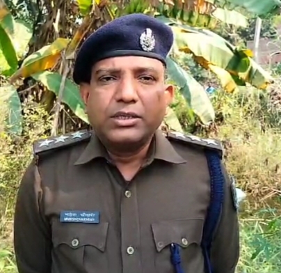 जानकारी देते अधिकारी जानकारी देते अधिकारी