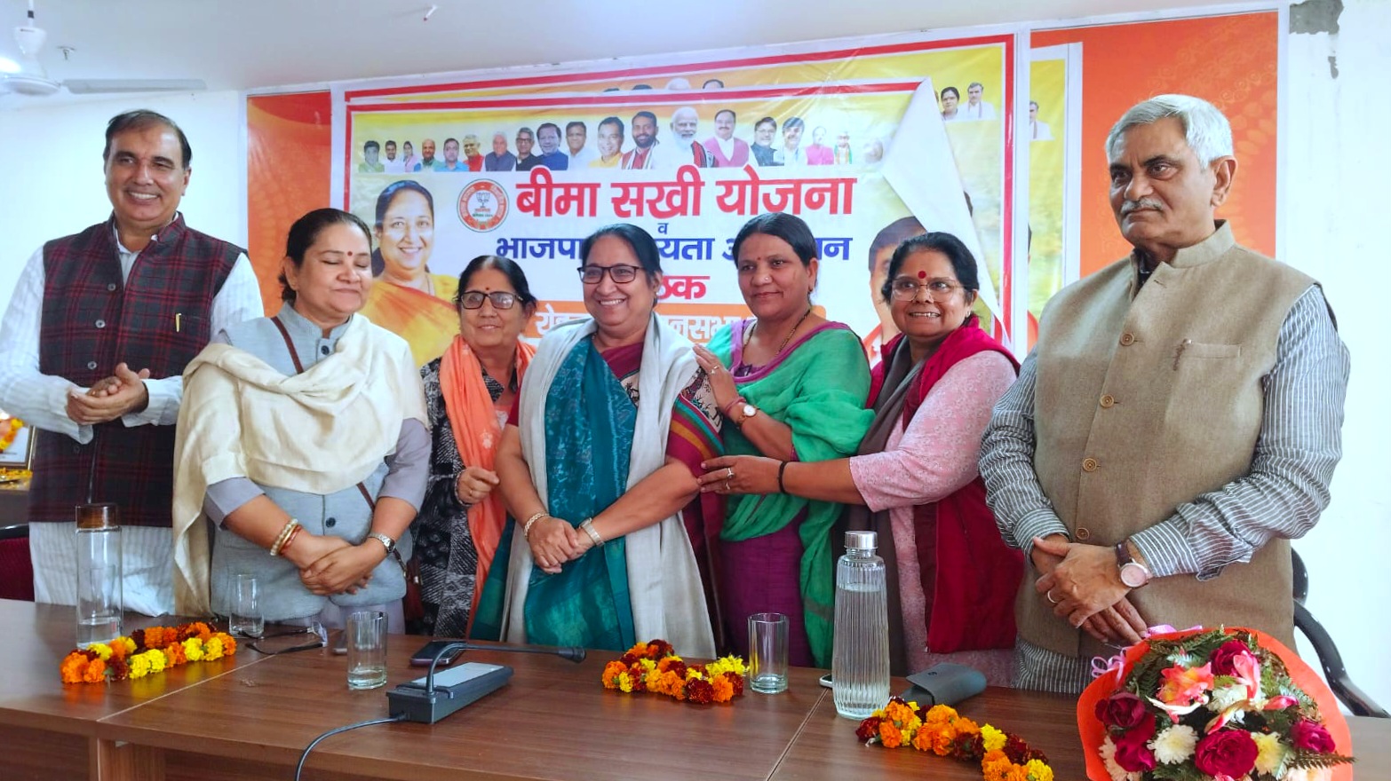 फोटो कैप्शन 7आरटीके4 : मंगल कमल कार्यालय में केंद्रीय चुनाव समिति की सदस्य डा. सुधा यादव का स्वागत करते भाजपा पदाधिकारी ------ फोटो कैप्शन 7आरटीके4 : मंगल कमल कार्यालय में केंद्रीय चुनाव समिति की सदस्य डा. सुधा यादव का स्वागत करते भाजपा पदाधिकारी ------