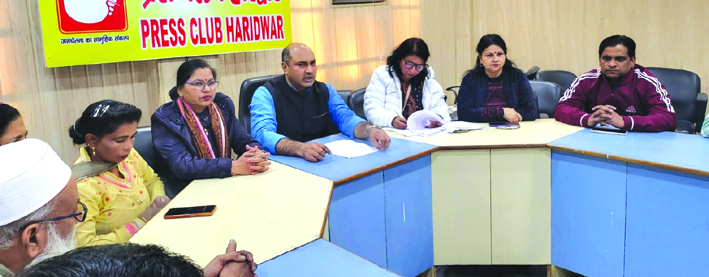 पत्रकारों से वार्ता करते हुए पत्रकारों से वार्ता करते हुए
