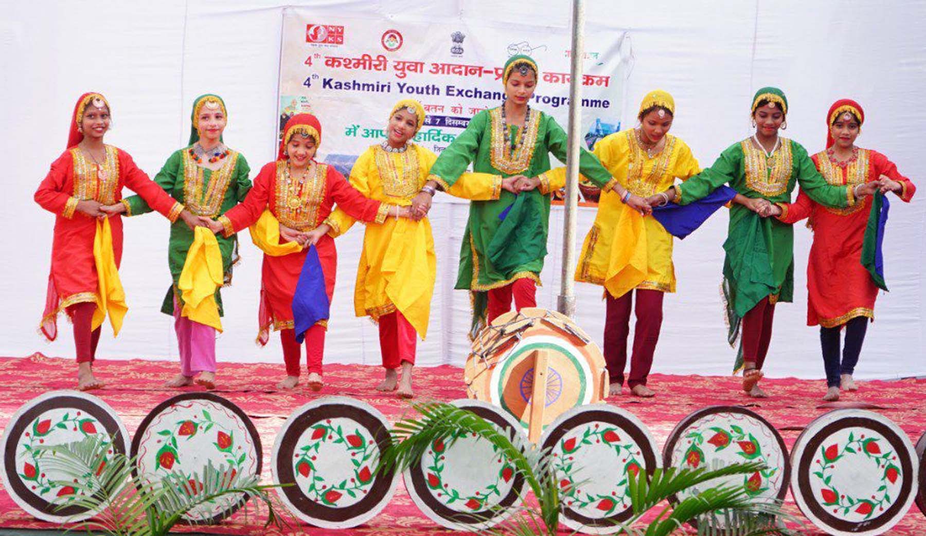 फोटो नंबर-05: गुरुग्राम में सांस्कृतिक कार्यक्रम पेश करते कश्मीरी युवा। फोटो नंबर-05: गुरुग्राम में सांस्कृतिक कार्यक्रम पेश करते कश्मीरी युवा।