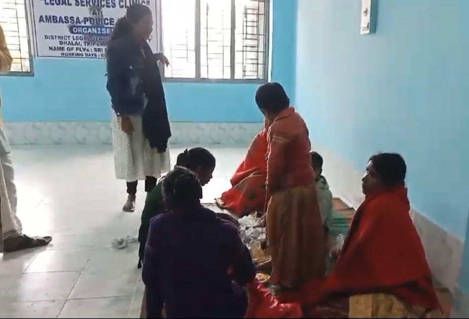 त्रिपुरा में हिरासत में लिए गए बांग्लादेशी परिवार की तस्वीर। त्रिपुरा में हिरासत में लिए गए बांग्लादेशी परिवार की तस्वीर।