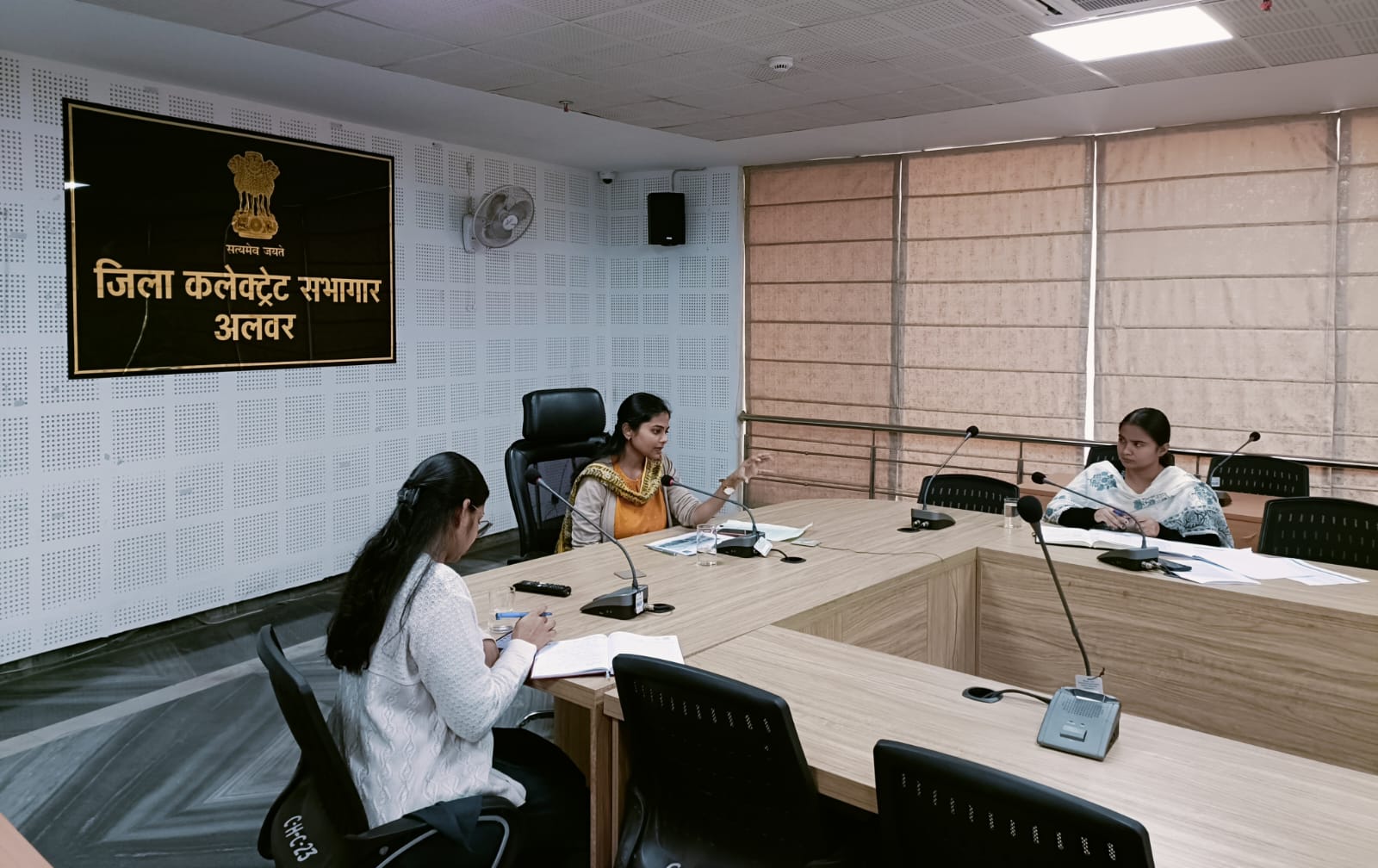 अलवर. कलेक्टर ने ली अधिकारियो की बैठक। अलवर. कलेक्टर ने ली अधिकारियो की बैठक।