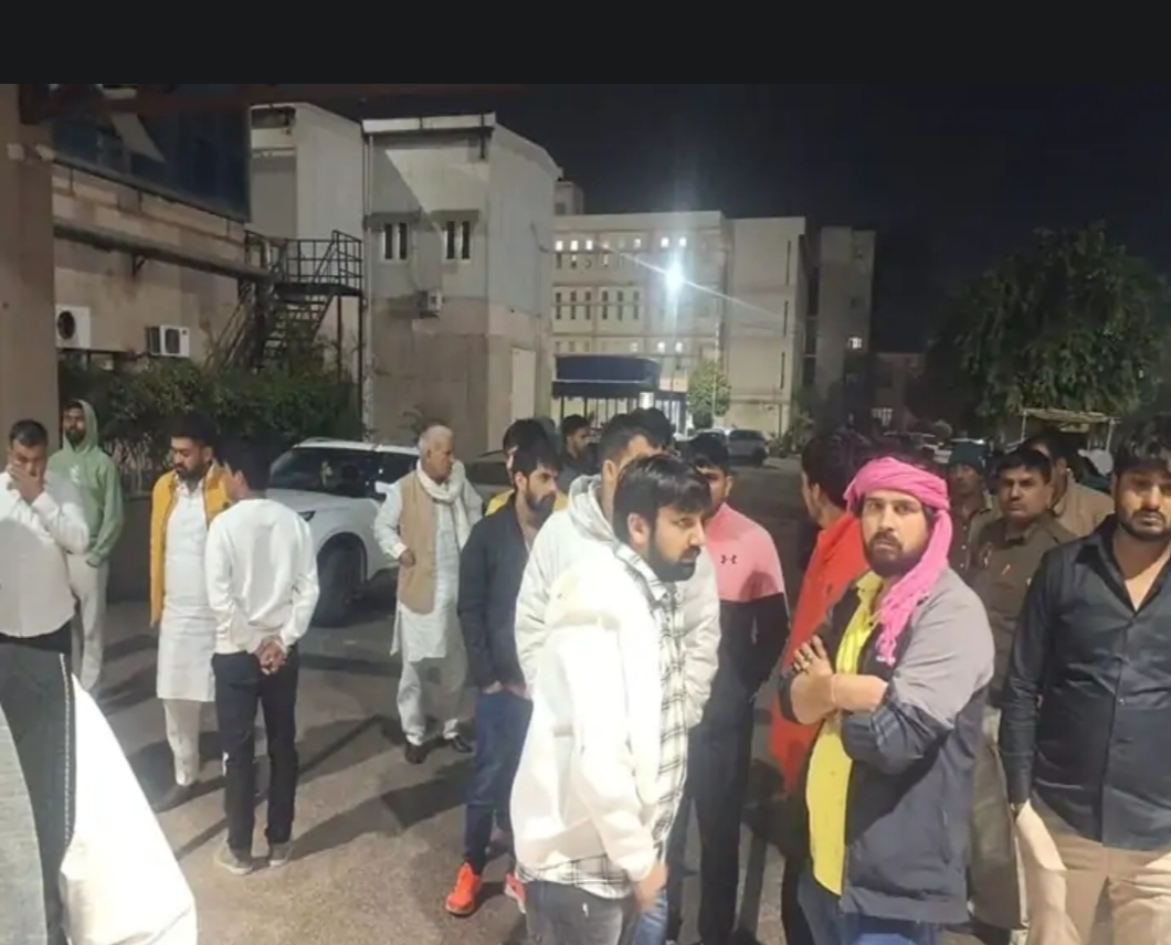 फोटो कैप्शनः 7 आरटीकेः 1 गांव किलोई में हुई वारदात के बाद मौके पर मौजूद ग्रामीण। ---------- फोटो कैप्शनः 7 आरटीकेः 1 गांव किलोई में हुई वारदात के बाद मौके पर मौजूद ग्रामीण। ----------