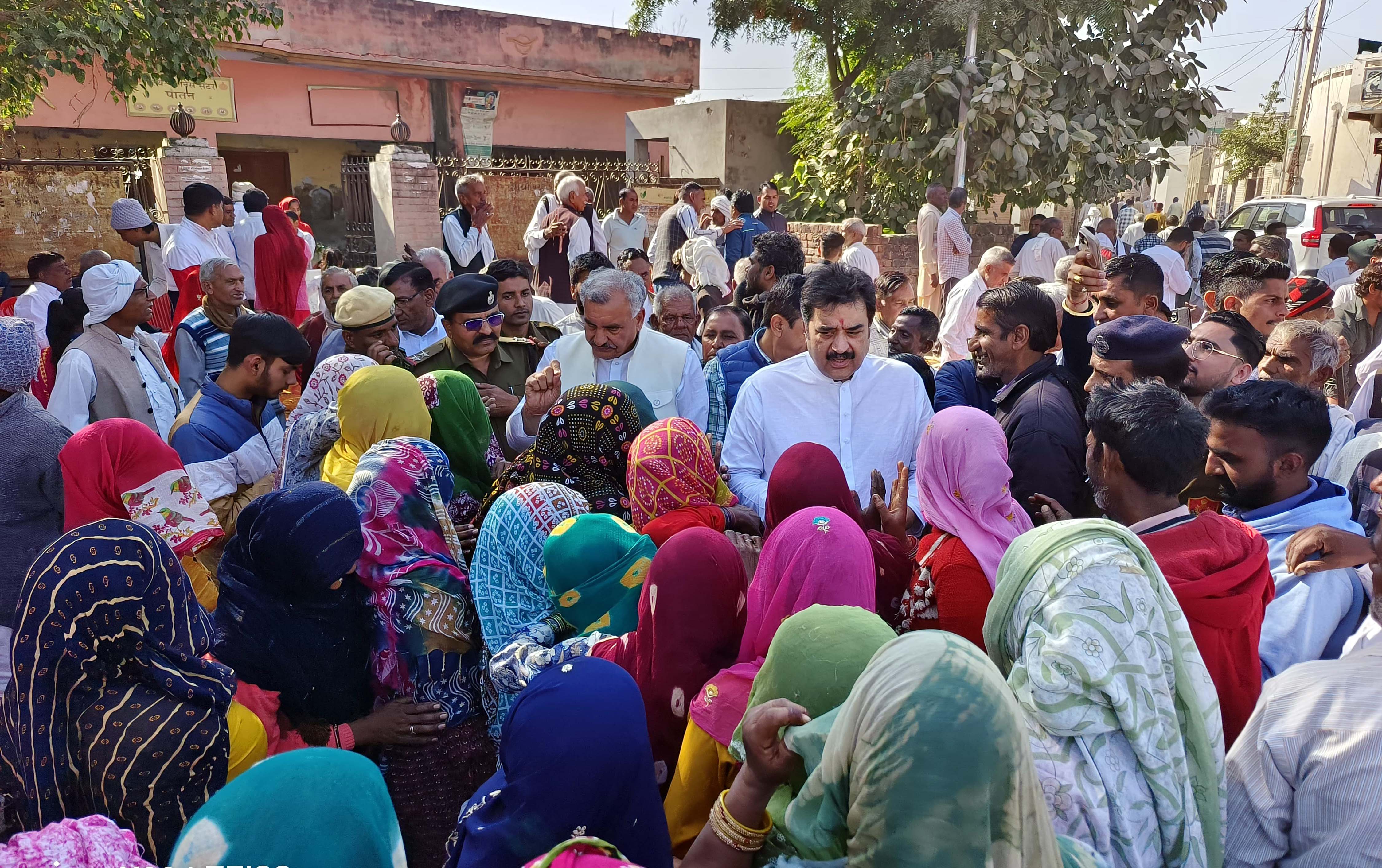 नलवा हलके के दौरे के दौरान कुलदीप बिश्नोई व रणधीर पनिहार। नलवा हलके के दौरे के दौरान कुलदीप बिश्नोई व रणधीर पनिहार।