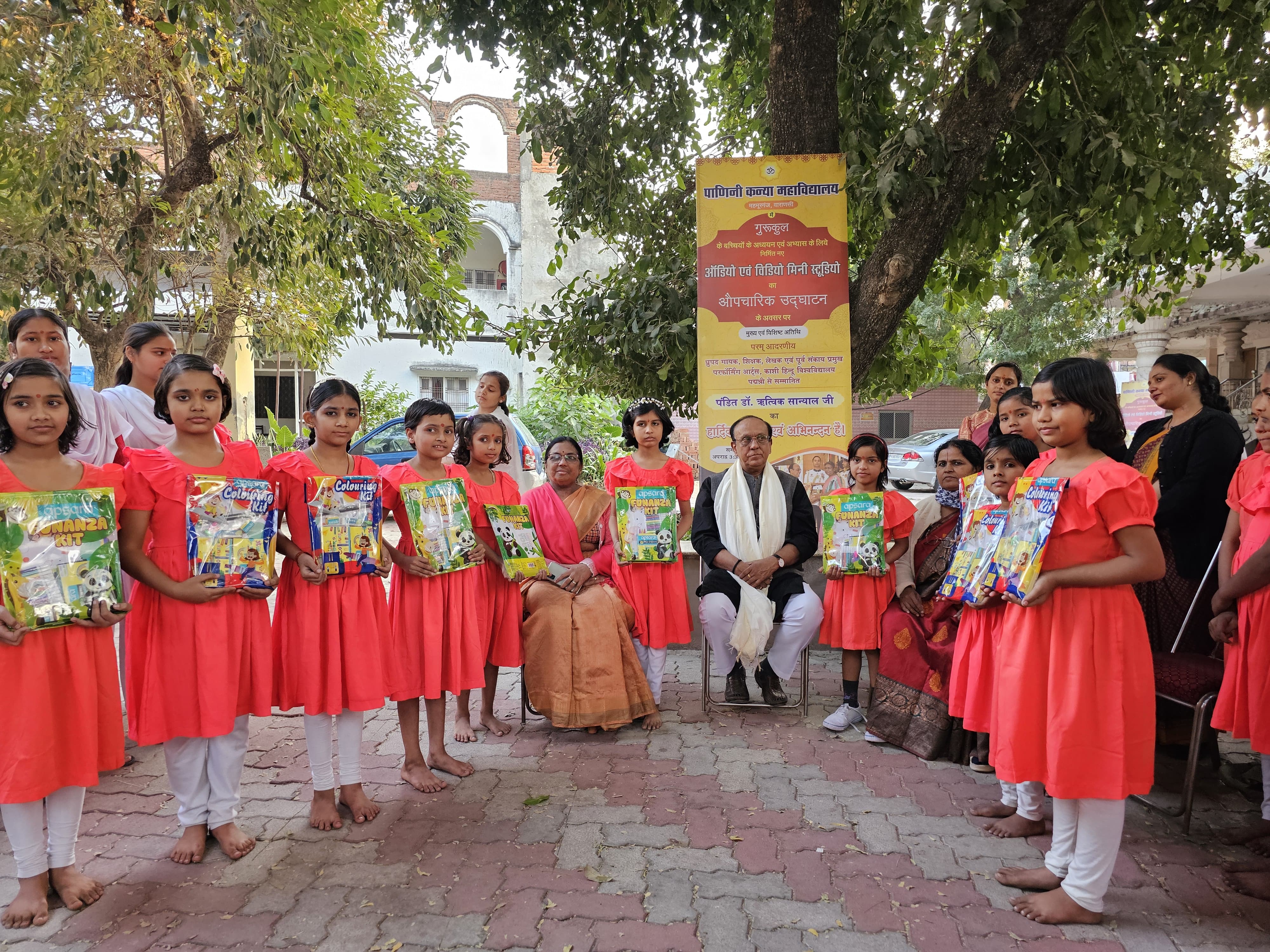 नए स्टूडियो का लोकार्पण के समय गुरुकुल की छात्राएं