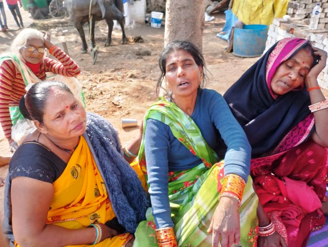 युवक के आत्महत्या किये जाने के बाद रोते परिजन युवक के आत्महत्या किये जाने के बाद रोते परिजन