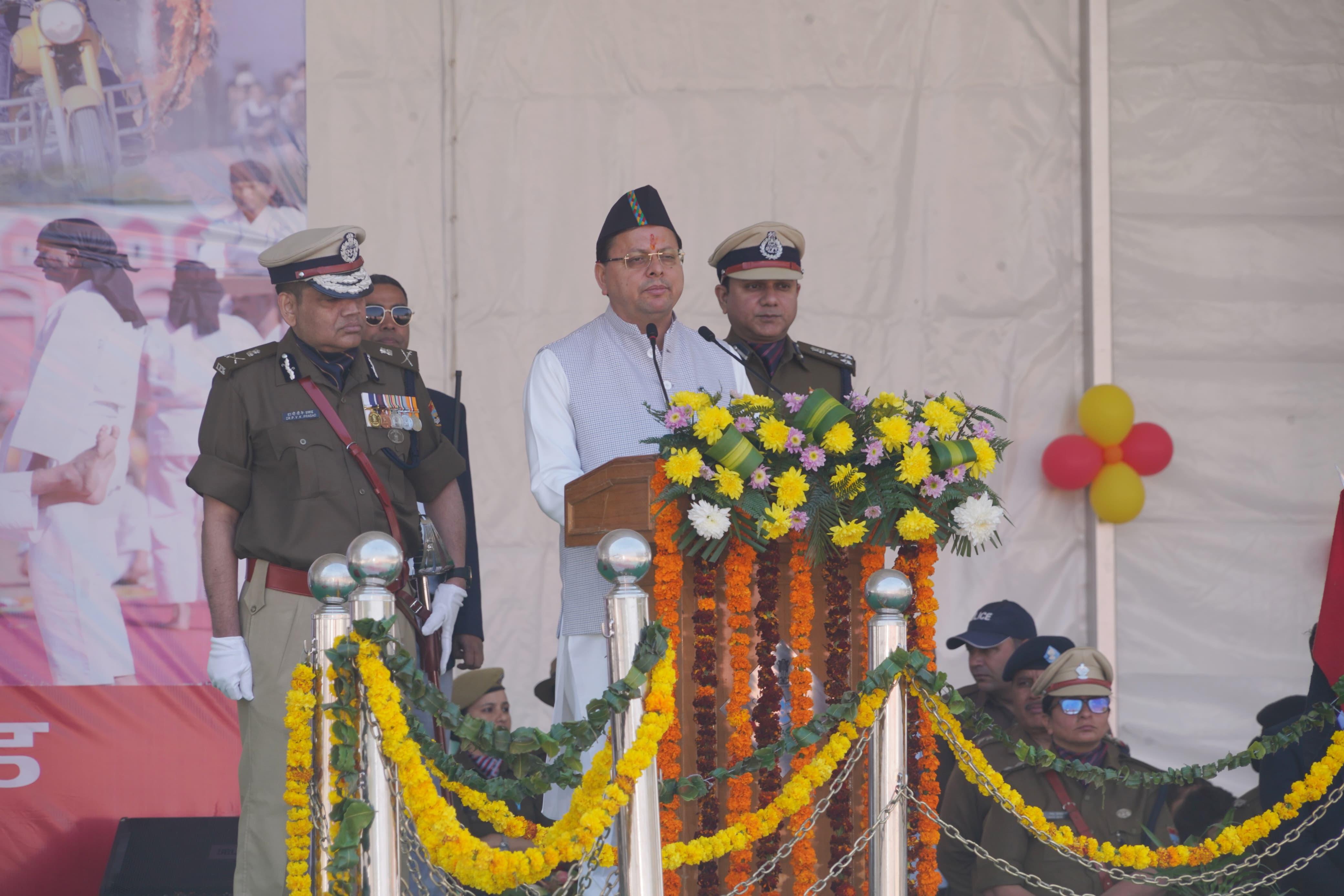 मुख्यमंत्री धामी राज्य स्थापना दिवस पर ननूरखेड़ा में आयोजित कार्यक्रम को संबोधित करते।