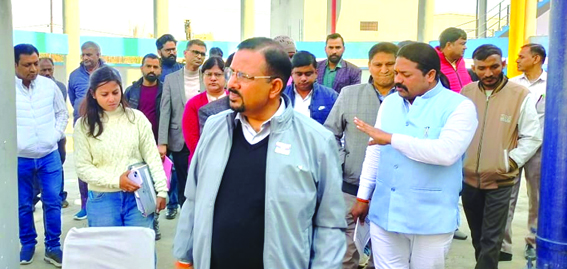 निरीक्षण करते डीएम निरीक्षण करते डीएम
