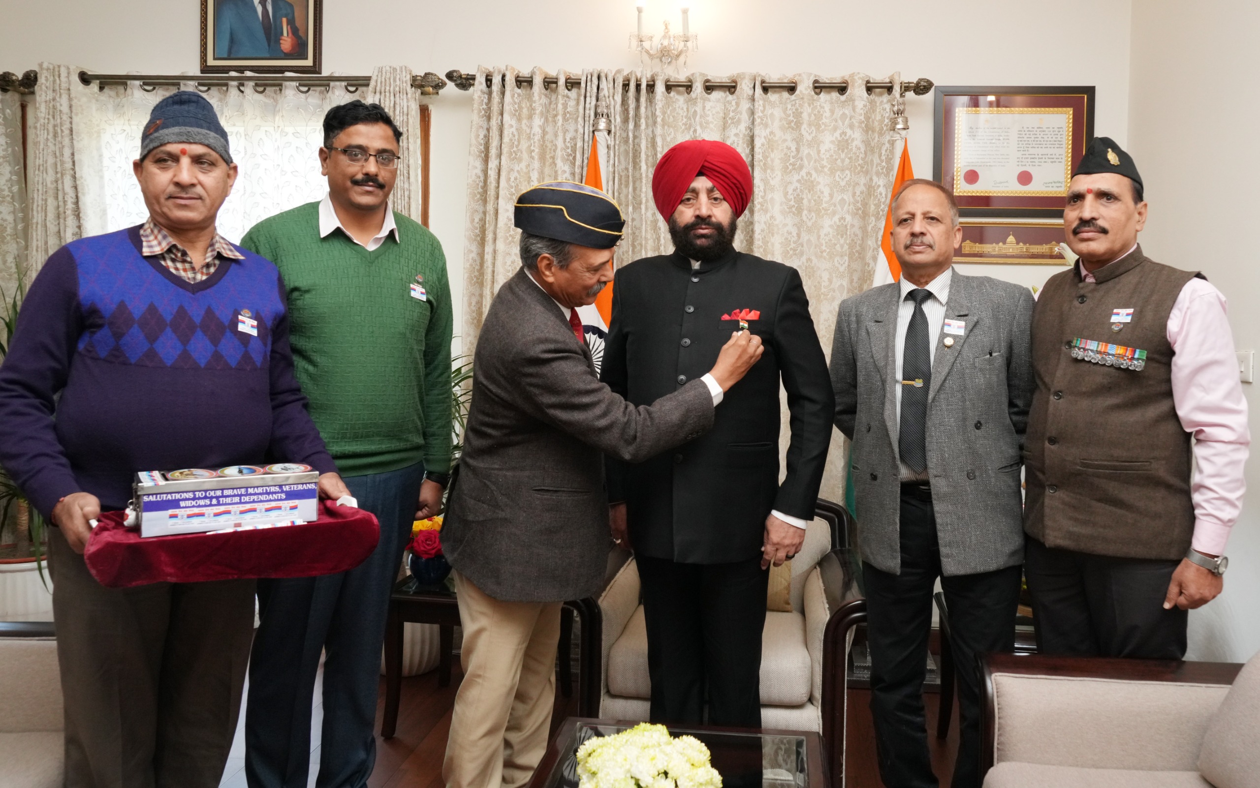 राज्यपाल लेफ्टिनेंट जनरल गुरमीत सिंह (सेनि) को फ्लैग लगाते हुए। राज्यपाल लेफ्टिनेंट जनरल गुरमीत सिंह (सेनि) को फ्लैग लगाते हुए।