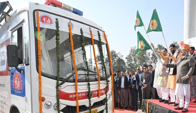 हरियाणा के मुख्यमंत्री नायब सैनी व केंद्रीय स्वास्थ्य मंत्री जेपी नड्डा टीबी मुक्त अभियान वाहन काे झंडी दिखाकर रवाना करते हुए