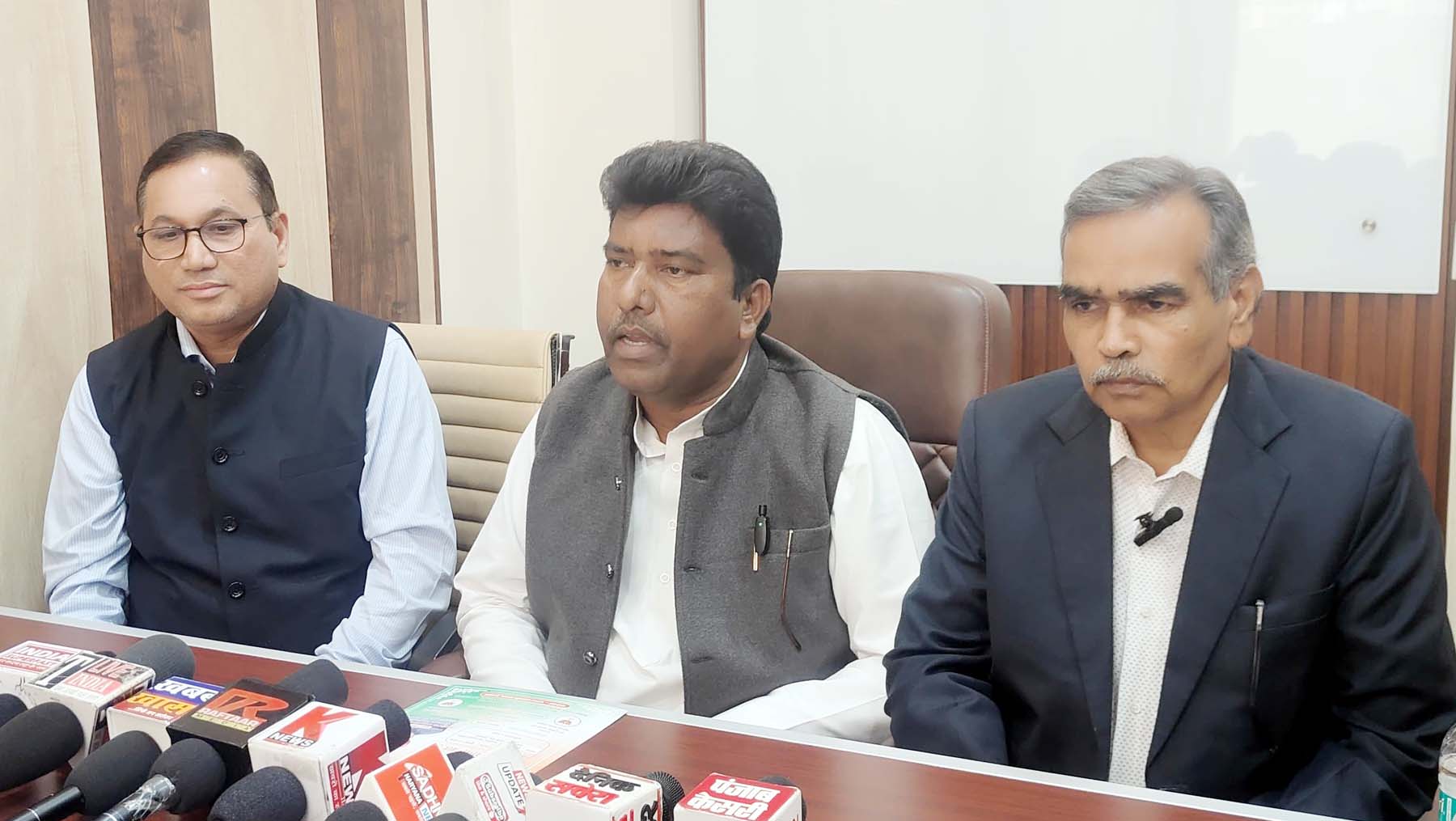 फोटो नंबर-02: गुरुग्राम में पत्रकारों से बात करते हरियाणा माटी कला बोर्ड के चैयरमेन ईश्वर सिंह मालवाल। फोटो नंबर-02: गुरुग्राम में पत्रकारों से बात करते हरियाणा माटी कला बोर्ड के चैयरमेन ईश्वर सिंह मालवाल।