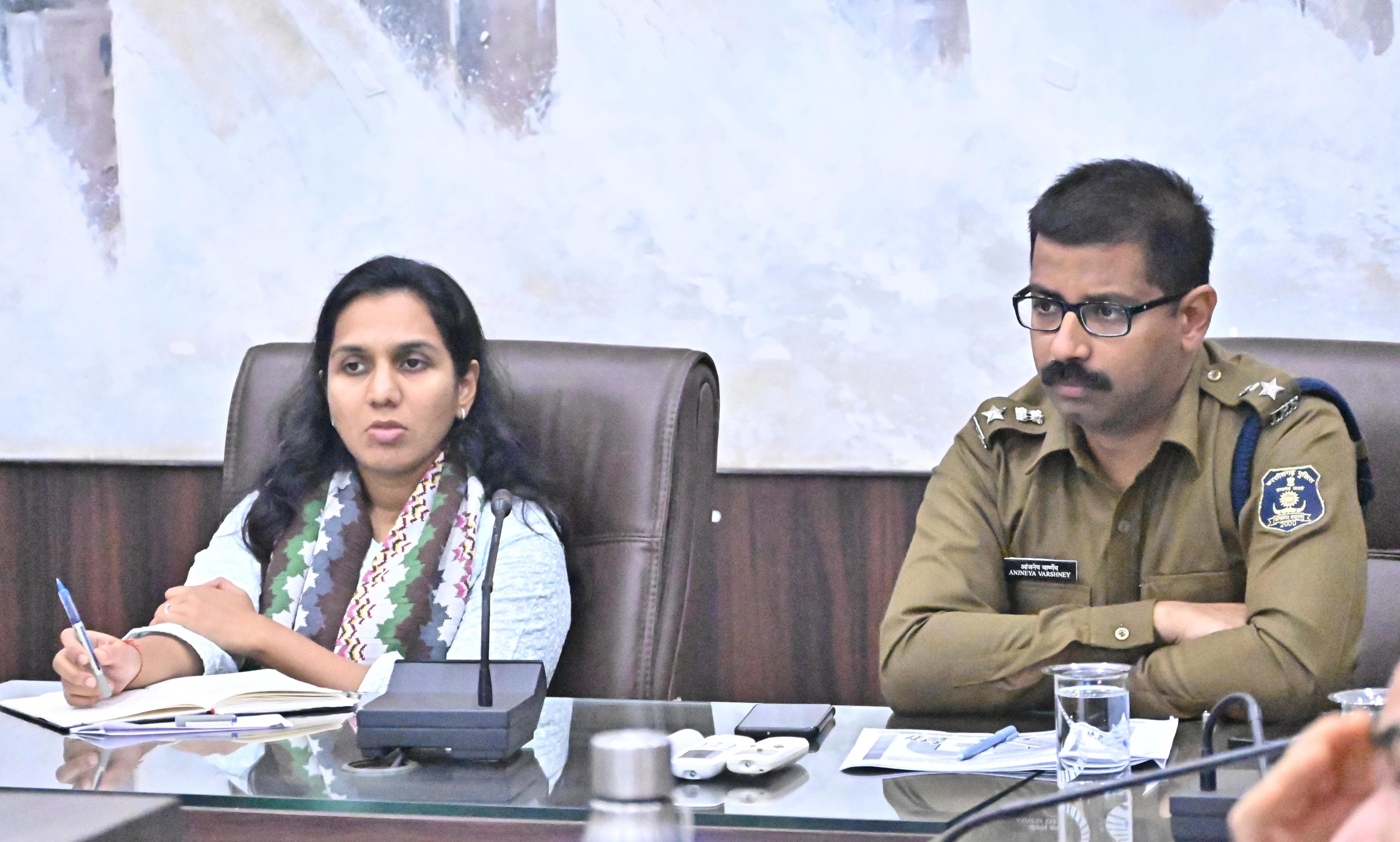 कलेक्टर नम्रता गांधी व एसपी आंजनेय वार्ष्णेय बैठक लेते हुए। कलेक्टर नम्रता गांधी व एसपी आंजनेय वार्ष्णेय बैठक लेते हुए।