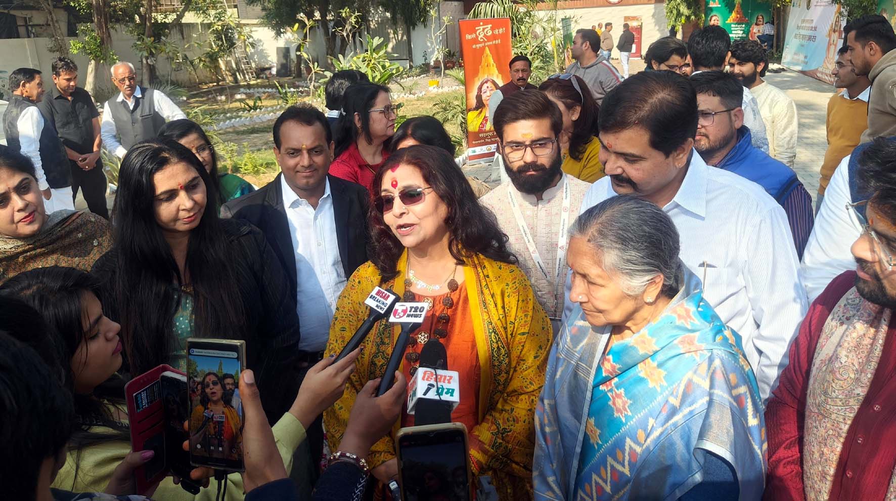 पत्रकारों से बातचीत करती गुरु मां ऊषा व विधायक सावित्री जिंदल। पत्रकारों से बातचीत करती गुरु मां ऊषा व विधायक सावित्री जिंदल।