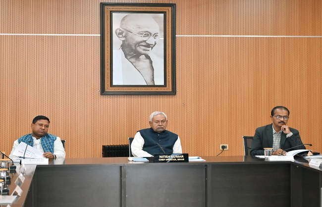 मुख्यमंत्री बैठक करते हुए मुख्यमंत्री बैठक करते हुए