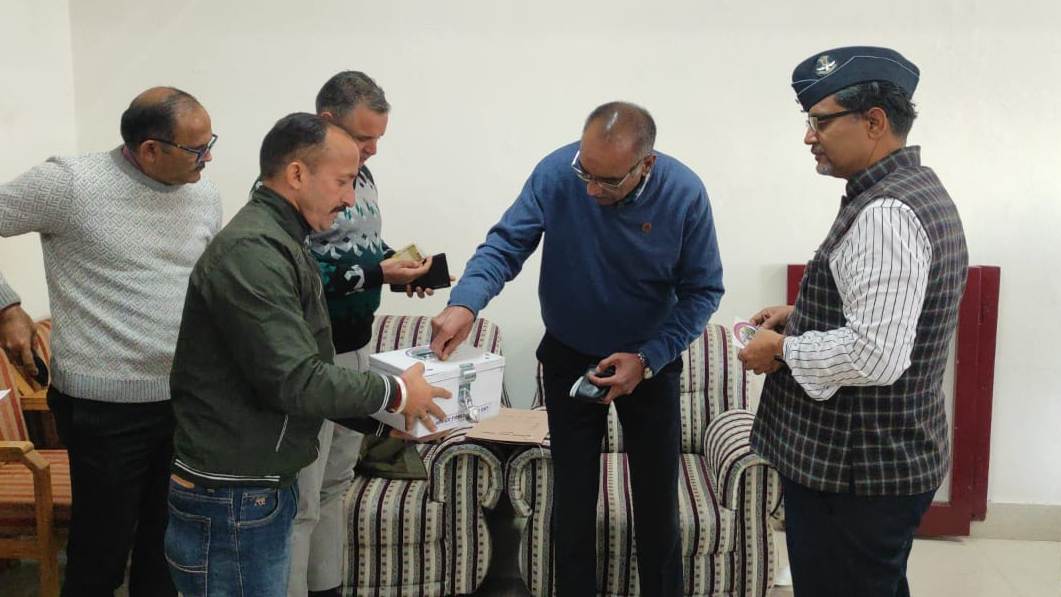दान देते उपायुक्त दान देते उपायुक्त