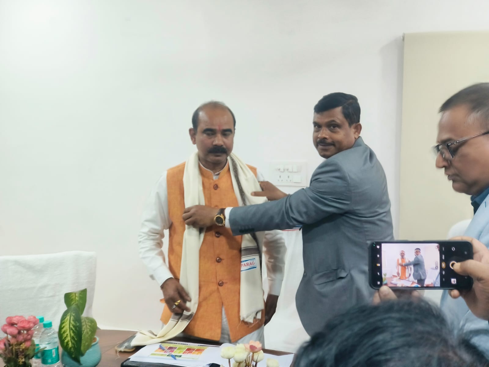 राज्य मंत्री का स्वागत करते डीडीसी राज्य मंत्री का स्वागत करते डीडीसी