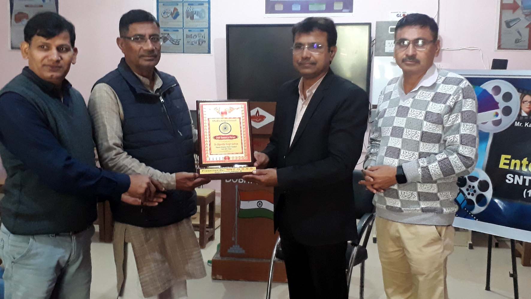 डा. बिजेंद्र दहिया को सम्मानित करते राजकीय वरिष्ठ माध्यमिक विद्यालय डोभी के कार्यवाहक प्राचार्य विजयपाल। डा. बिजेंद्र दहिया को सम्मानित करते राजकीय वरिष्ठ माध्यमिक विद्यालय डोभी के कार्यवाहक प्राचार्य विजयपाल।