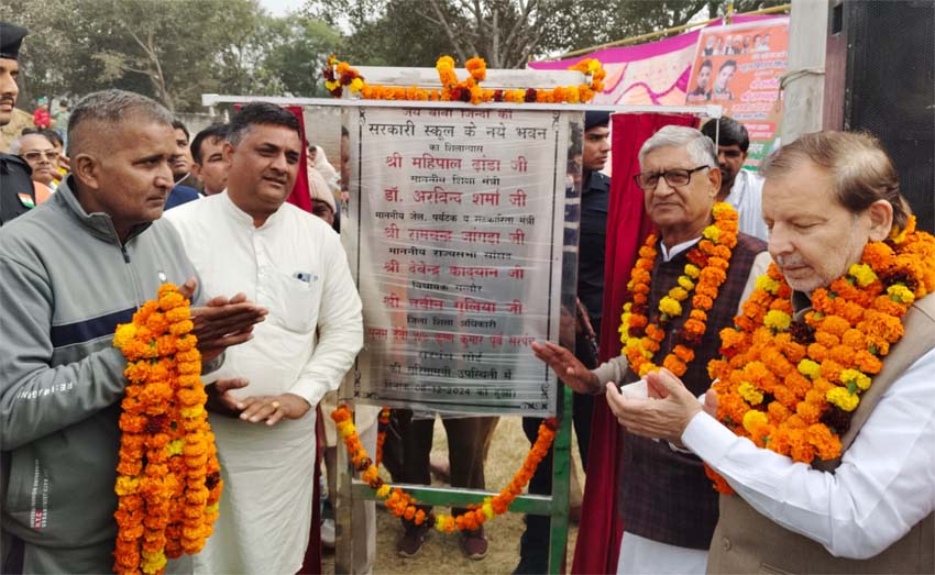 8 Snp-4 सोनीपत: सहकारिता मंत्री डॉ अरविंद शर्मा राज्यसभा सांसद रामचन्द्र के साथ गांव मोई में 2 करोड़ 59 लाख 68 हजार 989 रुपए की लागत से राजकीय उच्च विद्यालय के नए भवन निर्माण का शिलान्यास करते हुए। 8 Snp-4 सोनीपत: सहकारिता मंत्री डॉ अरविंद शर्मा राज्यसभा सांसद रामचन्द्र के साथ गांव मोई में 2 करोड़ 59 लाख 68 हजार 989 रुपए की लागत से राजकीय उच्च विद्यालय के नए भवन निर्माण का शिलान्यास करते हुए।