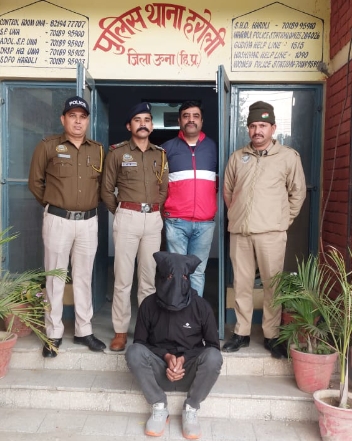 आरोपी के साथ पुलिस। आरोपी के साथ पुलिस।