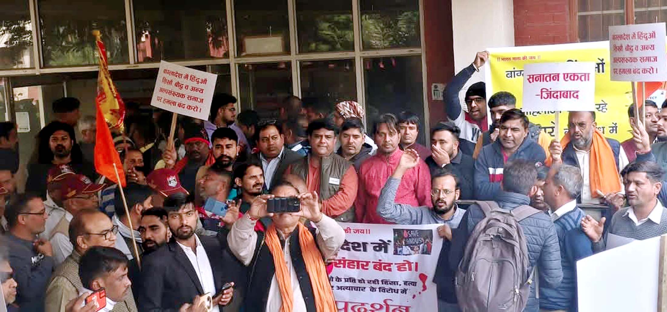 मांगों को लेकर प्रदर्शन करते हुए हिंदू संगठनों के पदाधिकारी। मांगों को लेकर प्रदर्शन करते हुए हिंदू संगठनों के पदाधिकारी।