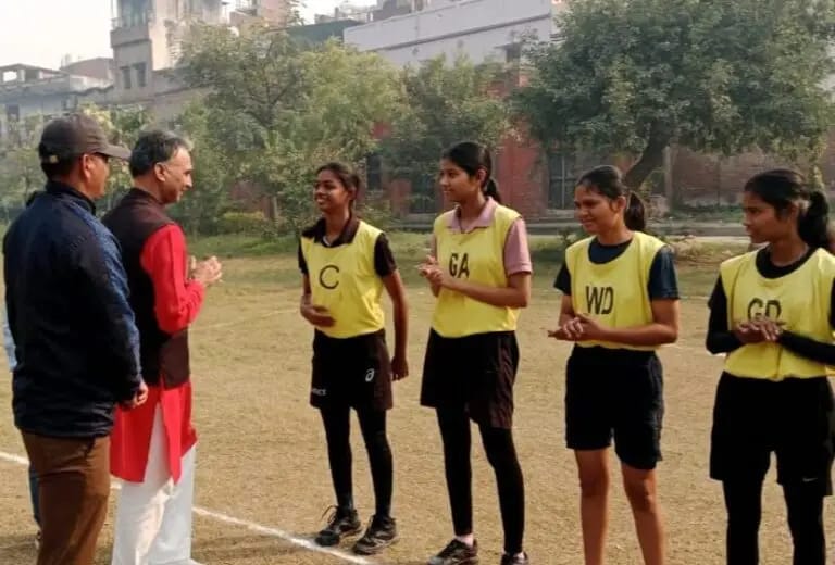 खिलाड़ियों से परिचय प्राप्त करते अतिथि खिलाड़ियों से परिचय प्राप्त करते अतिथि