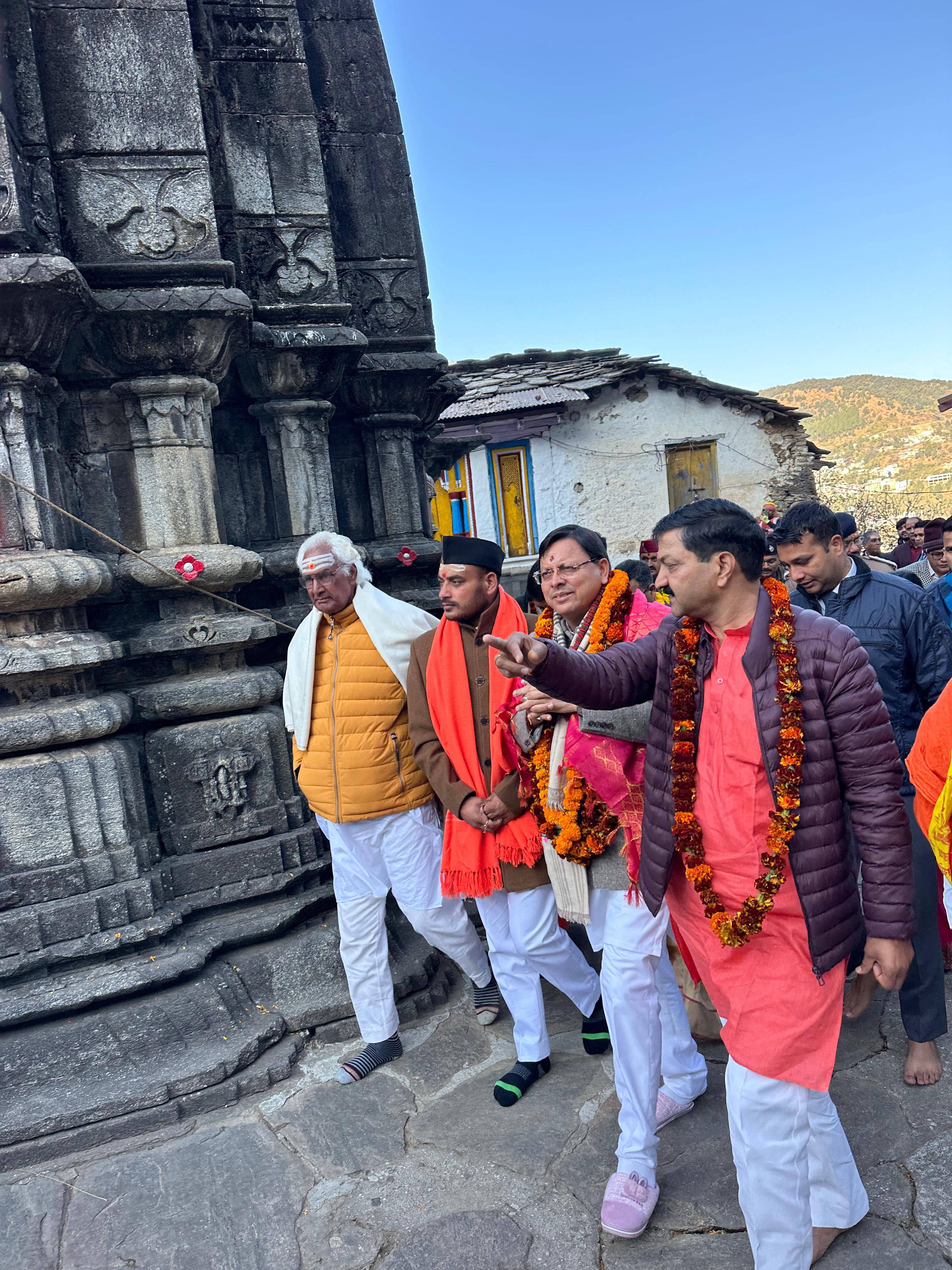 कोठा भवन के जीर्णोद्धार कार्यों का निरीक्षण करते मुख्यमंत्री पुष्कर सिंह धामी व साथ में बीकेटीसी अध्यक्ष अजेंद्र अजय।