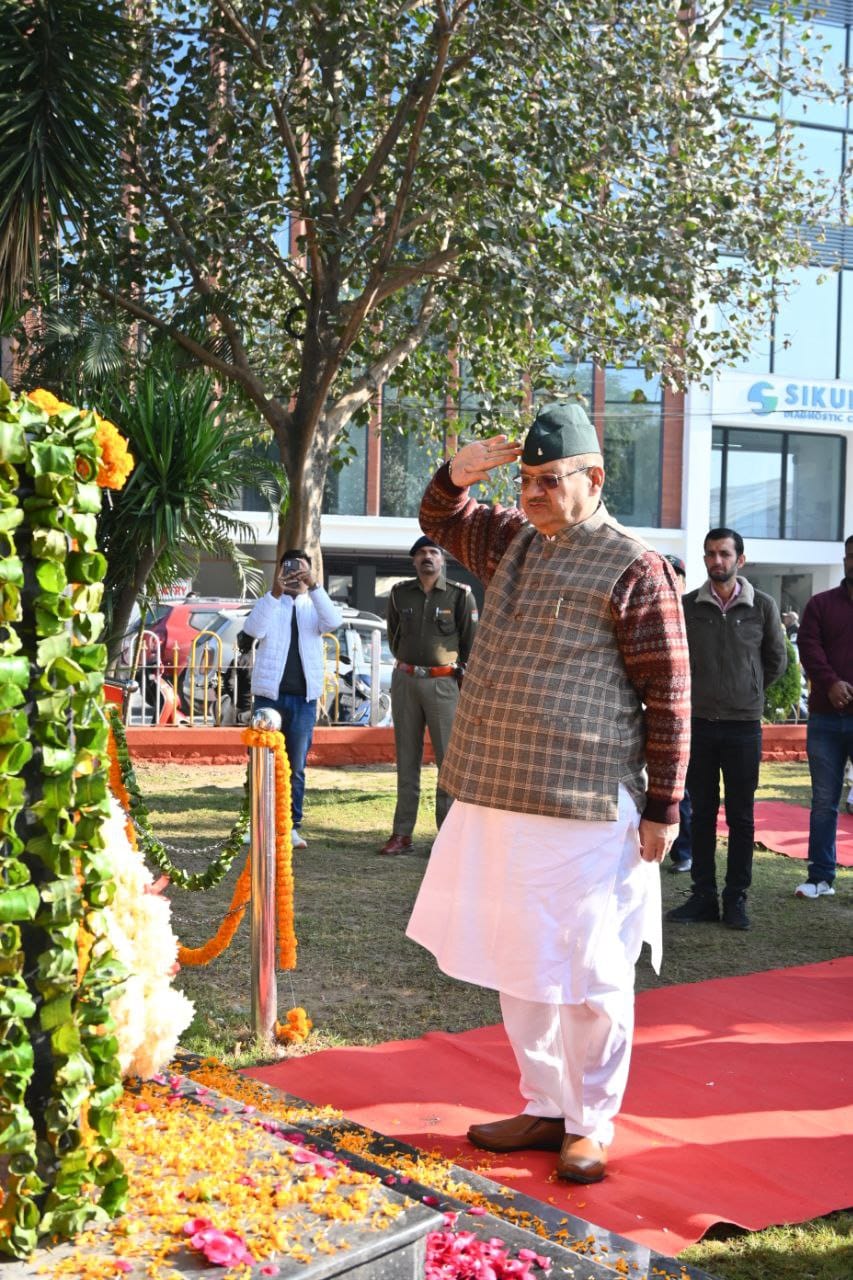 देश के प्रथम सीडीएस जनरल बिपिन रावत की तृतीय पुण्यतिथि पर उन्हें भावपूर्ण श्रद्धांजलि देते सैनिक कल्याण मंत्री गणेश जोशी।