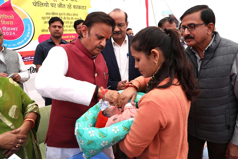 उप मुख्यमंत्री शुक्ल ने नौनिहालों को पिलाई पोलियो की ख़ुराक उप मुख्यमंत्री शुक्ल ने नौनिहालों को पिलाई पोलियो की ख़ुराक