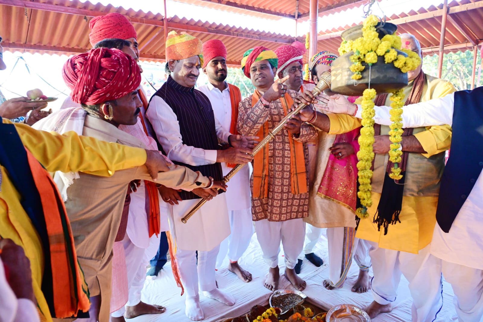 लोकसभा अध्यक्ष ओम बिरला ने भगवान देवनारायण के किए दर्शन, यज्ञ में दी आहुति कि भगवान देवनारायण ने समाज में समरसता, अध्यात्म, और लोक कल्याण का संदेश दिया- बिड़ला 4 लोकसभा अध्यक्ष ओम बिरला ने भगवान देवनारायण के किए दर्शन, यज्ञ में दी आहुति कि भगवान देवनारायण ने समाज में समरसता, अध्यात्म, और लोक कल्याण का संदेश दिया- बिड़ला 4