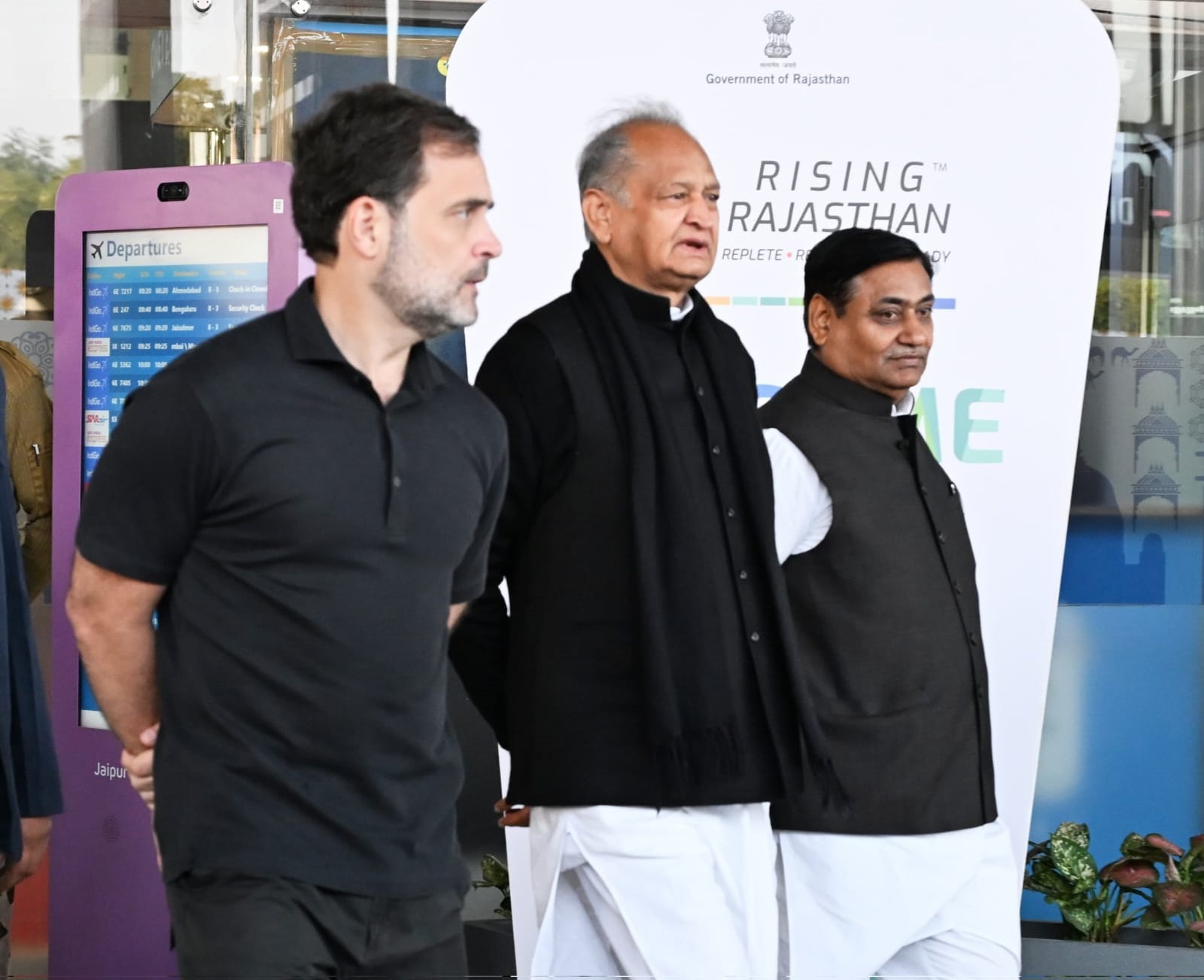 एयरपोर्ट पर राहुल गांधी एयरपोर्ट पर राहुल गांधी