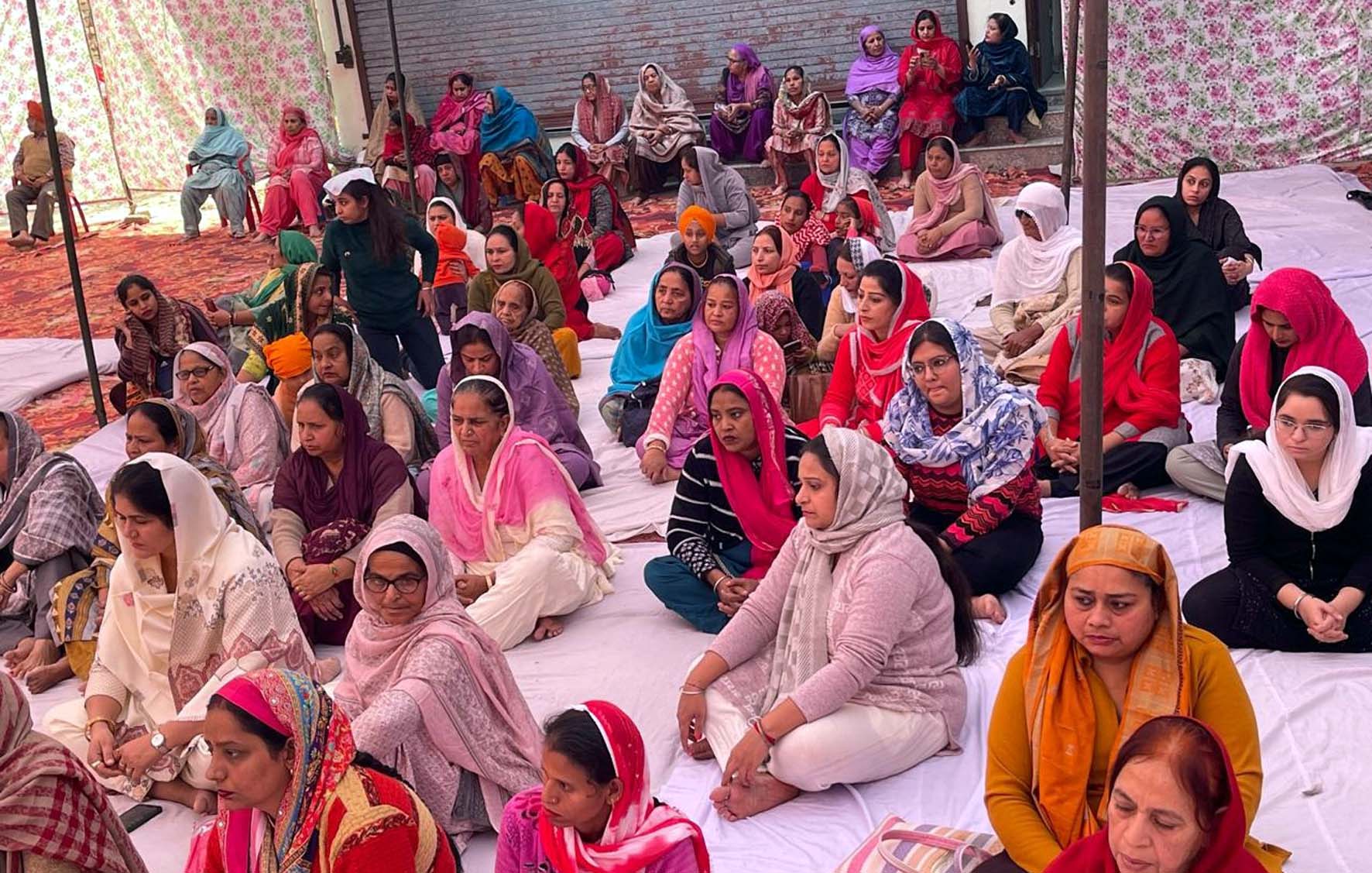 शहीदी समागम में गुरु की महिमा का गुणगान करते हुए रागी जत्था। शहीदी समागम में गुरु की महिमा का गुणगान करते हुए रागी जत्था।