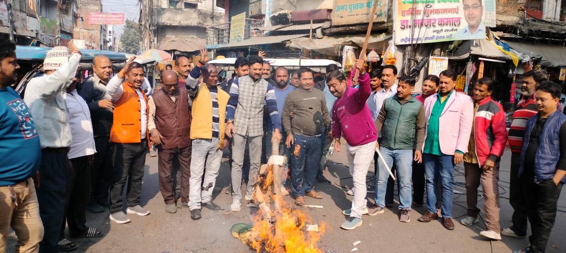 व्यापार मंडल ने किया हिंदुओं पर हो रहे अत्याचार के विरोध में पुतला दहन* व्यापार मंडल ने किया हिंदुओं पर हो रहे अत्याचार के विरोध में पुतला दहन*