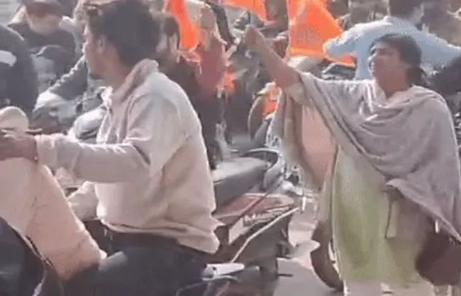 बांग्लादेशी हिंदुओं पर अत्याचार के खिलाफ प्रदर्शन करते लोग। बांग्लादेशी हिंदुओं पर अत्याचार के खिलाफ प्रदर्शन करते लोग।
