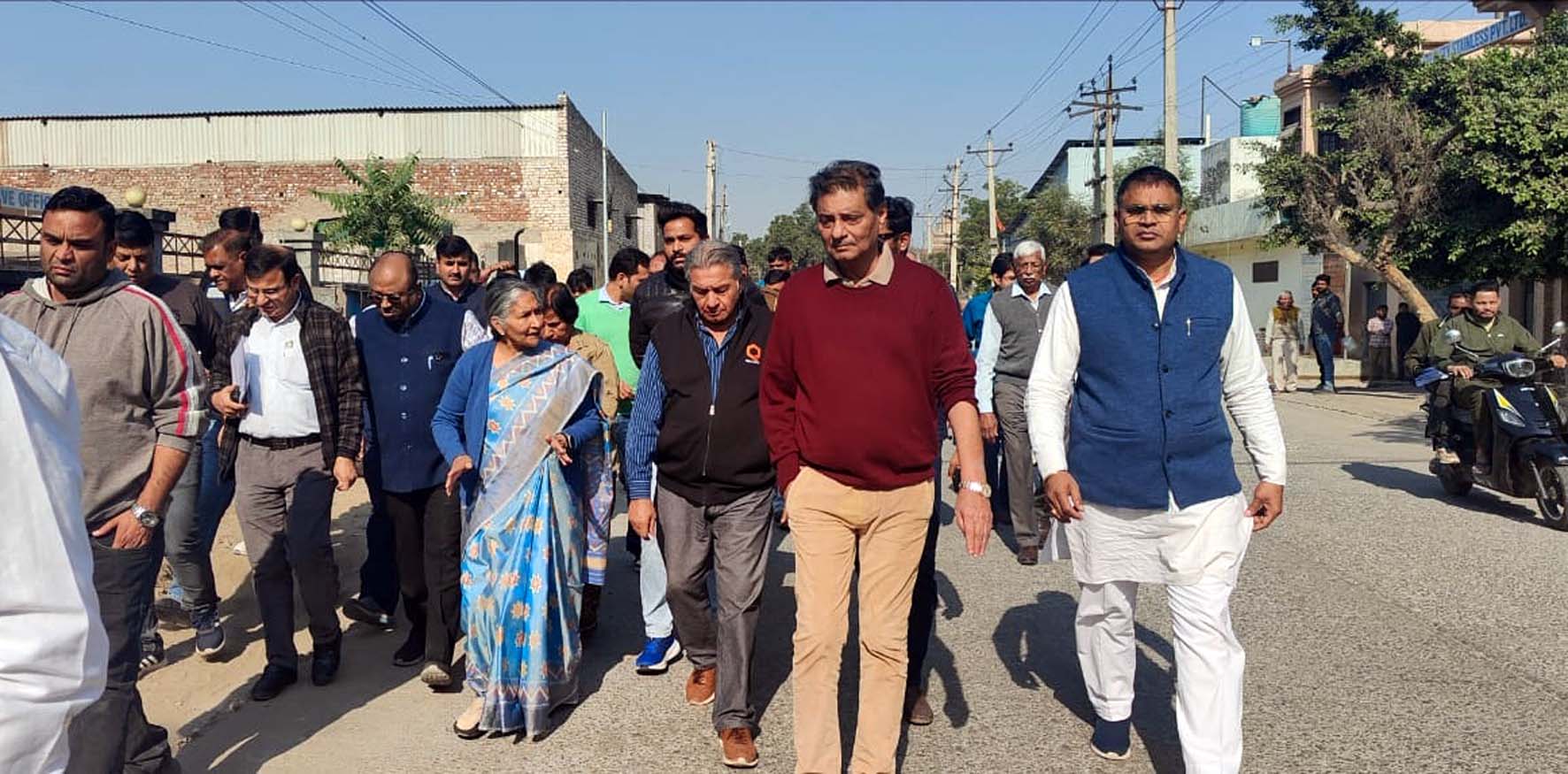 निरीक्षण करती सावित्री जिंदल। निरीक्षण करती सावित्री जिंदल।