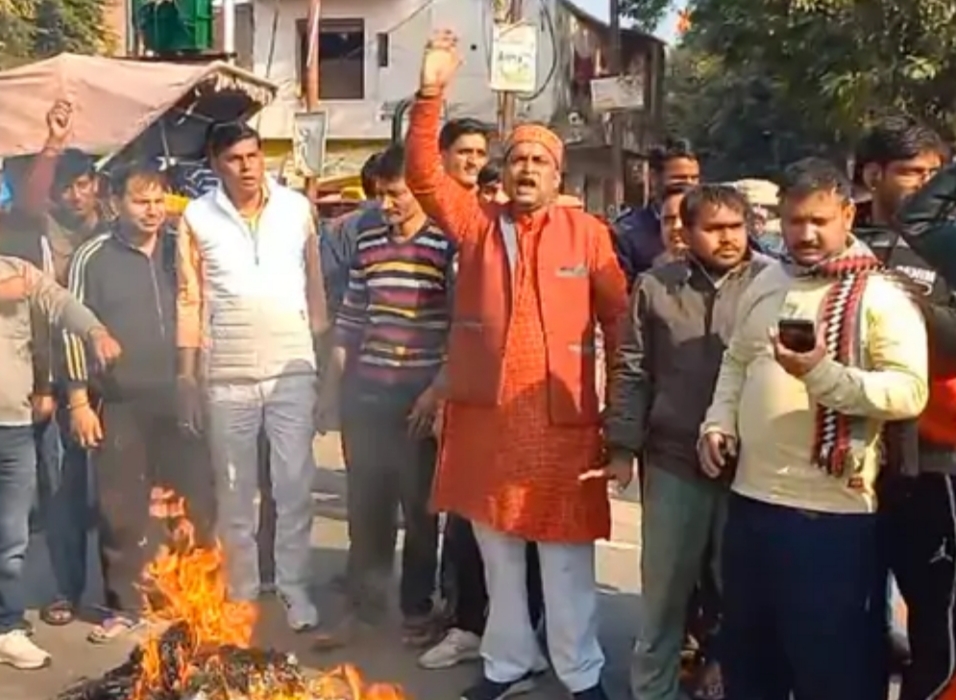पुतला फूंकते हिंदूवादी नेता पुतला फूंकते हिंदूवादी नेता