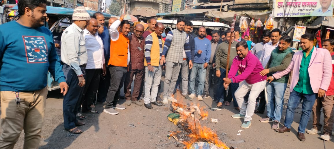 व्यापार मंडल ने किया हिंदुओं पर हो रहे अत्याचार के विरोध में पुतला दहन* व्यापार मंडल ने किया हिंदुओं पर हो रहे अत्याचार के विरोध में पुतला दहन*