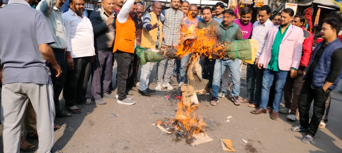 व्यापार मंडल ने किया हिंदुओं पर हो रहे अत्याचार के विरोध में पुतला दहन* व्यापार मंडल ने किया हिंदुओं पर हो रहे अत्याचार के विरोध में पुतला दहन*