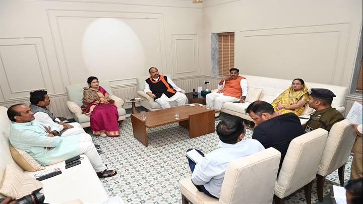 मुख्यमंत्री जनकल्याण अभियान को लेकर प्रभारी मंत्री चेतन्य कुमार काश्यप ने की बैठक मुख्यमंत्री जनकल्याण अभियान को लेकर प्रभारी मंत्री चेतन्य कुमार काश्यप ने की बैठक