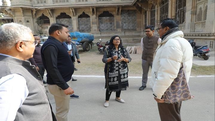 मतदान तैयारियों का जायजा लेते हुए कलेक्टर मतदान तैयारियों का जायजा लेते हुए कलेक्टर