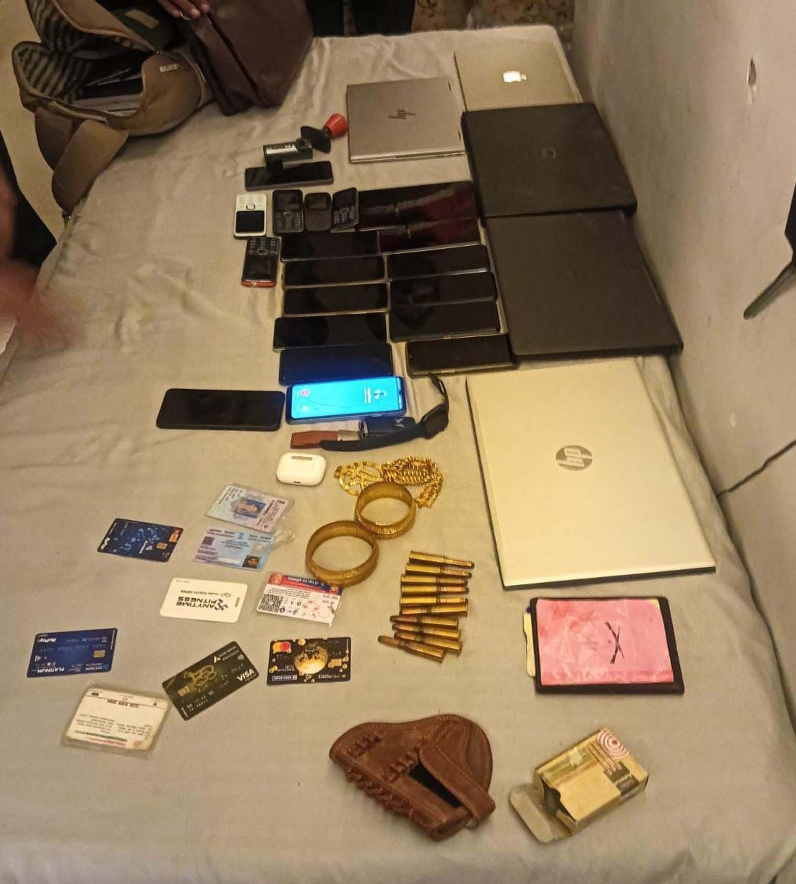 फोटो नंबर-04: पुलिस की गिरफ्त में कंपनी से चोरी करने का आरोपी। फोटो नंबर-04: पुलिस की गिरफ्त में कंपनी से चोरी करने का आरोपी।
