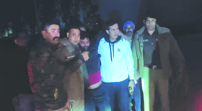 पुलिस गिरफ्त में बदमाश पुलिस गिरफ्त में बदमाश