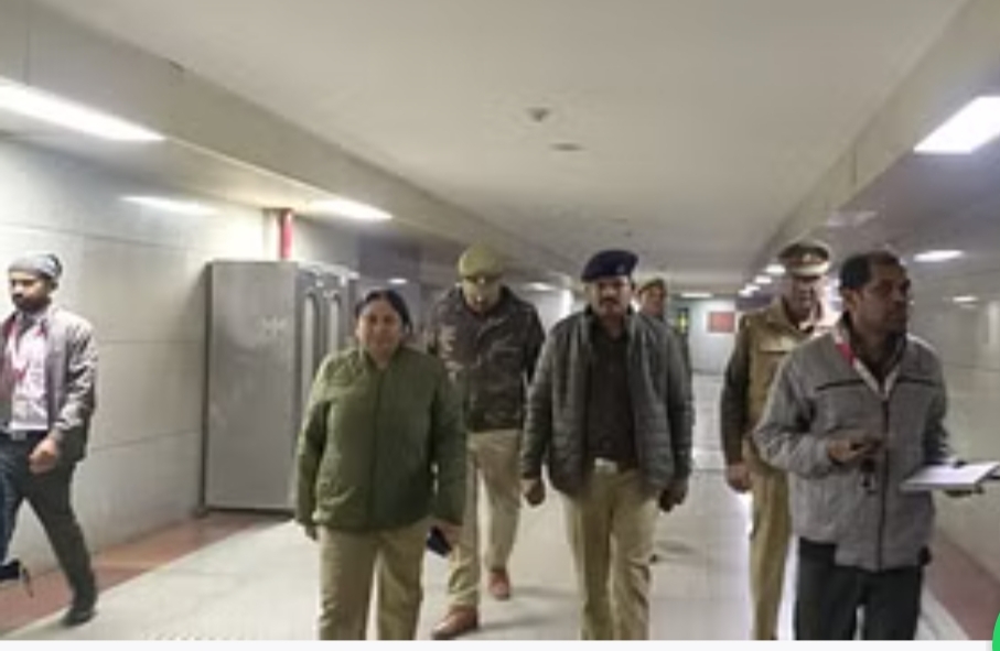 जांच करते पुलिस अधिकारी जांच करते पुलिस अधिकारी