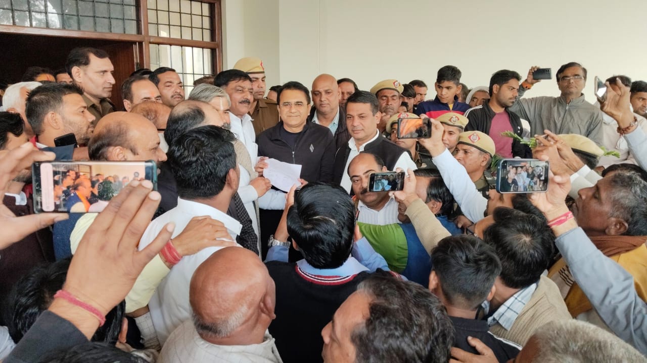 जिला उपायुक्त को ज्ञापन सौंपते हुए जिला उपायुक्त को ज्ञापन सौंपते हुए