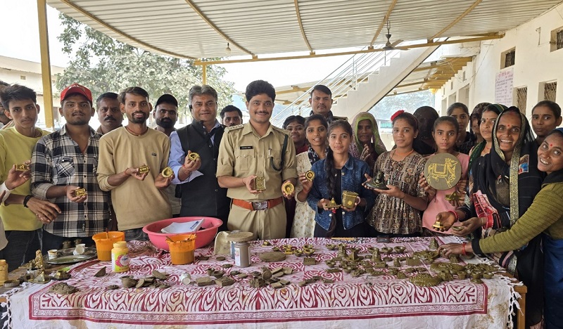 पवई में गोबर हस्तशिल्प कार्यशाला पवई में गोबर हस्तशिल्प कार्यशाला