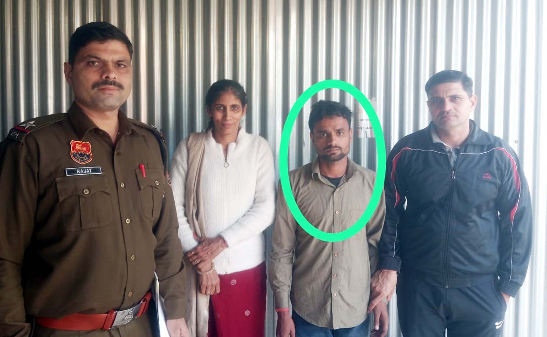 फोटो नंबर-04: पुलिस की गिरफ्त में कंपनी से चोरी करने का आरोपी। फोटो नंबर-04: पुलिस की गिरफ्त में कंपनी से चोरी करने का आरोपी।