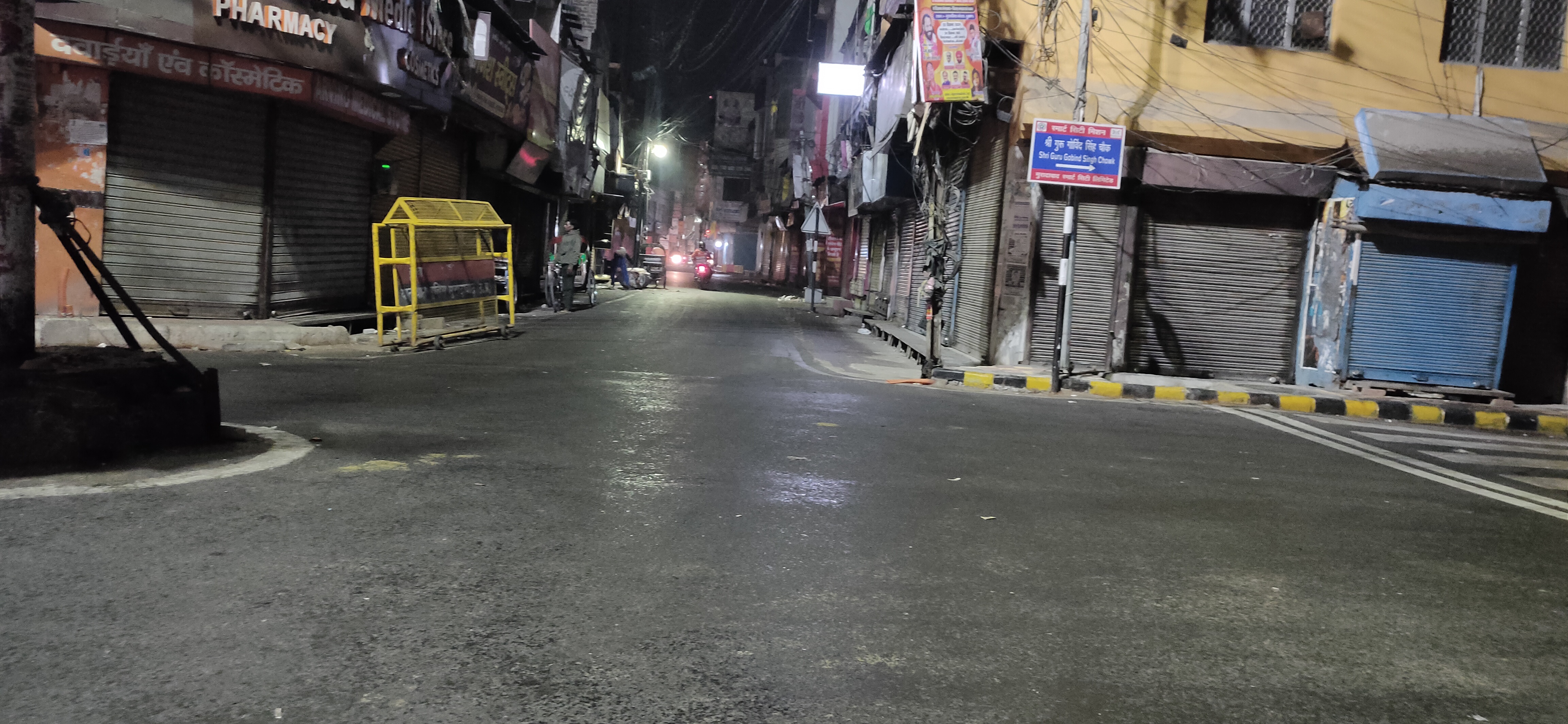 मुरादाबाद में गुरहटटी चौक पर पड़ती बारिश। मुरादाबाद में गुरहटटी चौक पर पड़ती बारिश।