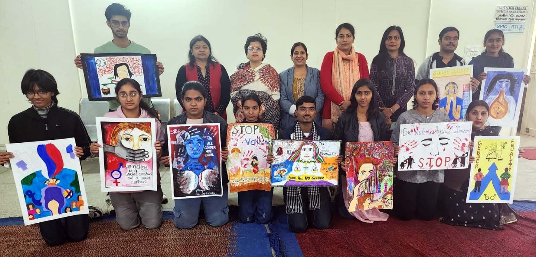 कार्यक्रम में पोस्टर मेकिंग एवं स्लोगन लेखन प्रतियोगिताओं में भाग लेते विद्यार्थी एवं शोधार्थी। कार्यक्रम में पोस्टर मेकिंग एवं स्लोगन लेखन प्रतियोगिताओं में भाग लेते विद्यार्थी एवं शोधार्थी।