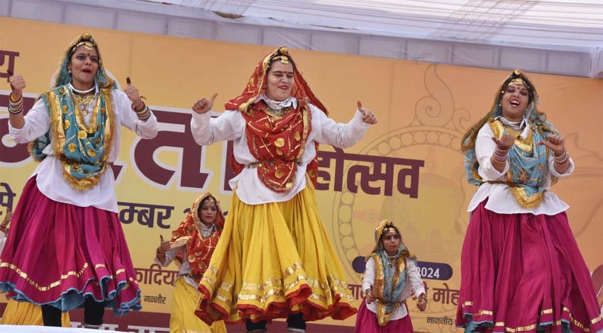 9 Snp-3  सोनीपत: गीता महोत्सव में कलाकार प्रस्तुति  देते हुए