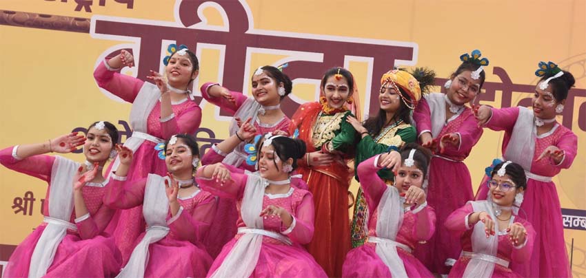 9 Snp-3  सोनीपत: गीता महोत्सव में कलाकार प्रस्तुति         देते हुए